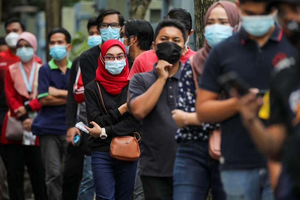 Ramai dilihat sedang beratur untuk menunggu giliran ujian Covid-19 mereka di Shah Alam pada 7 Januari 2021. - 