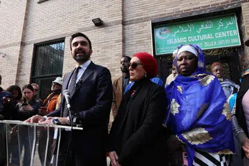 Zohran Mamdani, calon utama Demokrat dalam perlumbaan Datuk Bandar New York, berucap di luar sebuah masjid dan pusat kebudayaan di Bronx pada 24 Oktober 2025. Mamdani menggunakan sidang media petang itu untuk memberi respons terhadap kenyataan pesaing utamanya, Andrew Cuomo, yang sehari sebelumnya menuduh bahawa Mamdani “akan bersorak” sekiranya serangan 9/11 berlaku lagi. 