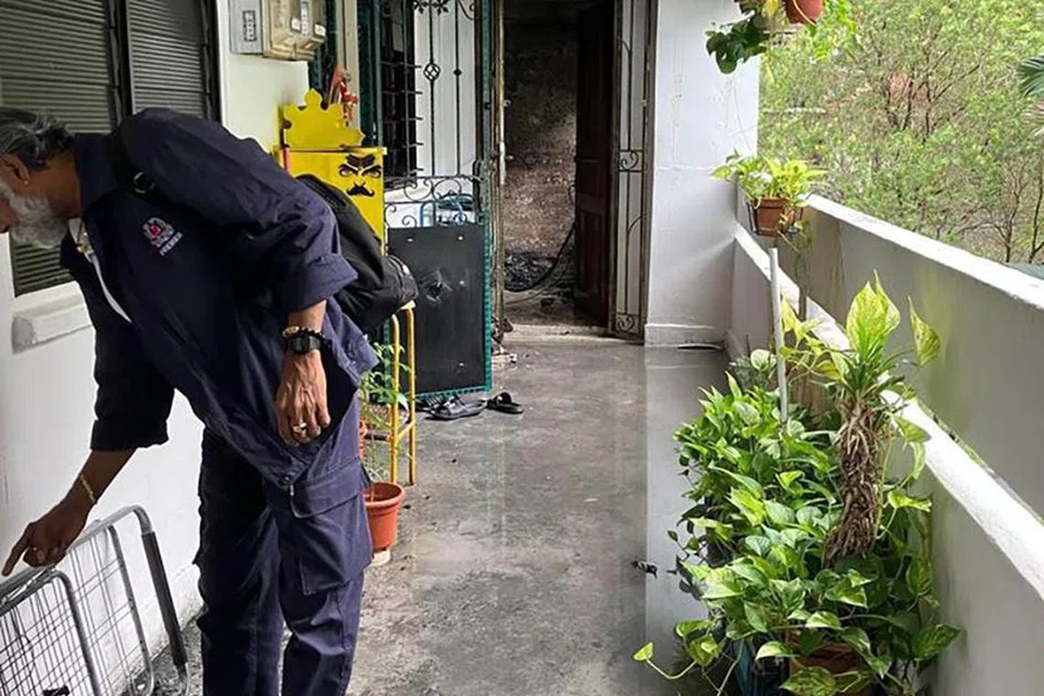 KEBAKARAN: Satu kebakaran berlaku pada pagi Isnin di unit tingkat tiga Blok 13 Telok Blangah Crescent. Pasukan Pertahanan Awam Singapura (SCDF) yang dimaklumkan kejadian itu sekitar 7.05 pagi, telah memindahkan penghuni unit tersebut, sepasang suami isteri dari Myanmar.