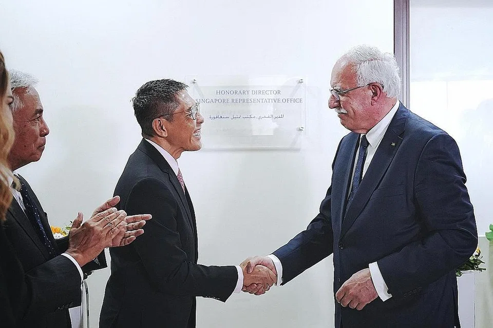 TANDA KOMITMEN: Menteri Kedua Ehwal Luar merangkap Pendidikan, Dr Mohamad Maliki Osman, berjabat tangan dengan Menteri Ehwal Luar dan Ekspatriat, Penguasa Palestin, Dr Riyad Al-Malki, dengan diperhatikan wakil Singapura bukan bermastautin di Palestin, Encik Hawazi Daipi (kiri), semasa majlis perasmian Pejabat Perwakilan Singapura di Ramallah pada 18 Oktober 2022. 