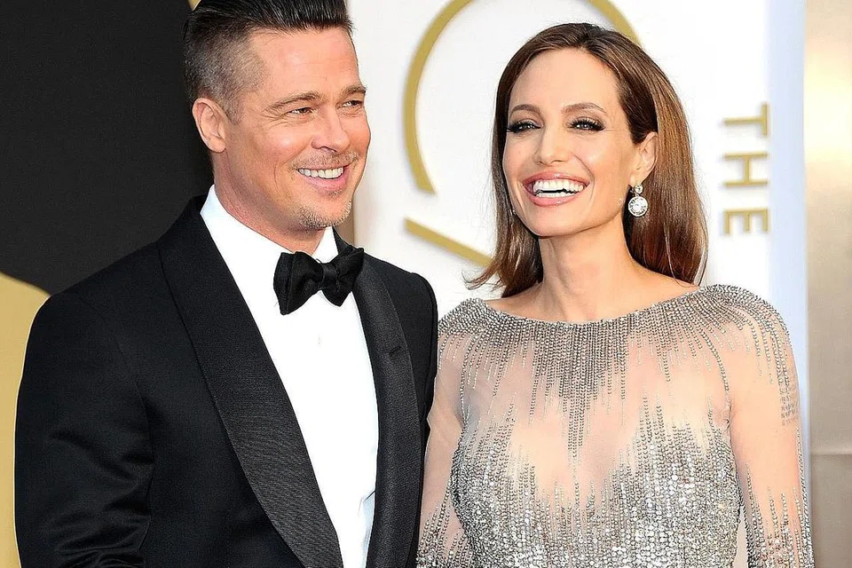 ANGELINA JOLIE & BRAD PITT: Artis sensasi ini mempunyai kaitan dengan kerabat diraja Perancis menerusi keluarga ibunya, Marie Bertrand. Sementara itu, pelakon senarai 'A' Hollywood, yang juga pernah menjadi suami Jolie, Brad Pitt, pula mempunyai talian persaudaraan dengan Raja Henry kedua. - Foto fail