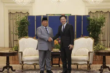 Perdana Menteri, Encik Lawrence Wong (kanan), bertemu bakal Presiden Indonesia yang juga Menteri Pertahanan, Encik Prabowo Subianto, di Istana pada 1 Jun.