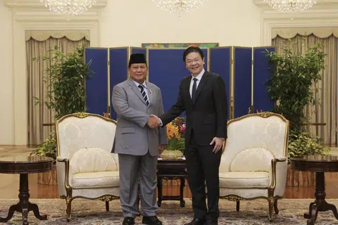 Perdana Menteri, Encik Lawrence Wong (kanan), bertemu bakal Presiden Indonesia yang juga Menteri Pertahanan, Encik Prabowo Subianto, di Istana pada 1 Jun.