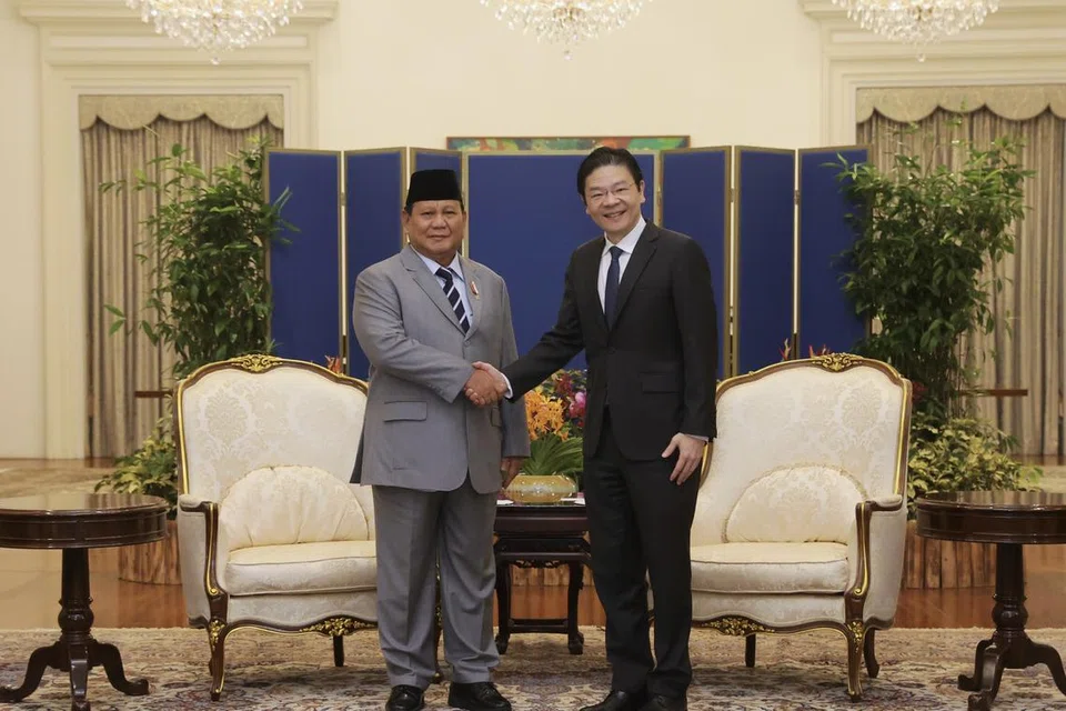 Perdana Menteri, Encik Lawrence Wong (kanan), bertemu bakal Presiden Indonesia yang juga Menteri Pertahanan, Encik Prabowo Subianto, di Istana pada 1 Jun.