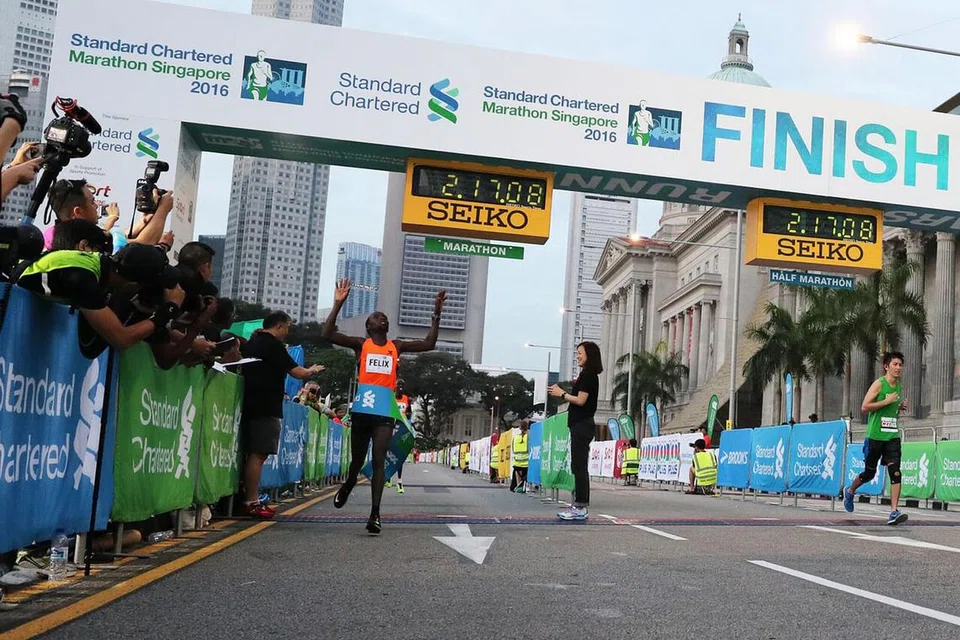 TERPANTAS BAGI PERLUMBAAN TAHUN INI: Peserta Kenya Felix Kiptoo Kirwa memenangi perlumbaan utama maraton penuh bagi pelari lelaki. - Foto SCMS