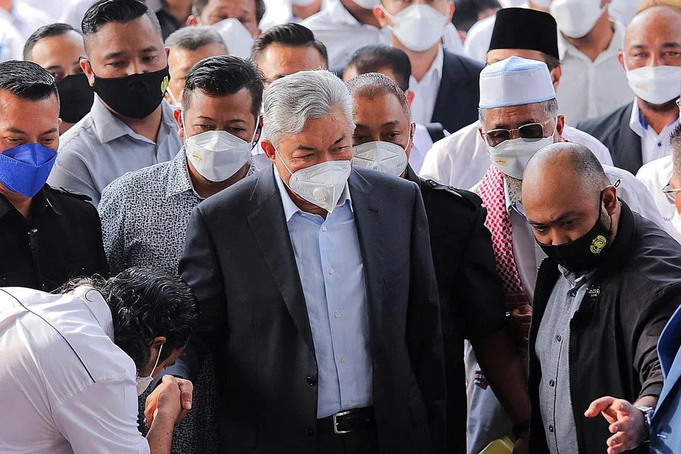 ADA KES: Datuk Dr Ahmad Zahid (tengah) tiba di Kompleks Mahkamah Tinggi Kuala Lumpur semalam diiringi penyokongnya. Hakim berkata mahkamah mendapati pendakwa telah membuktikan semua ramuan pertuduhan untuk dia membela diri bagi 12 pertuduhan pecah amanah, lapan pertuduhan rasuah, dan 27 pertuduhan penggubahan wang haram. - Foto REUTERS