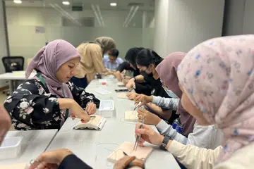 Peserta prauniversiti menyertai kegiatan amali atau ‘hands-on’ kendalian pelajar Perubatan Universiti Nasional Singapura (NUS) semasa program dua hari di NUS baru-baru ini.