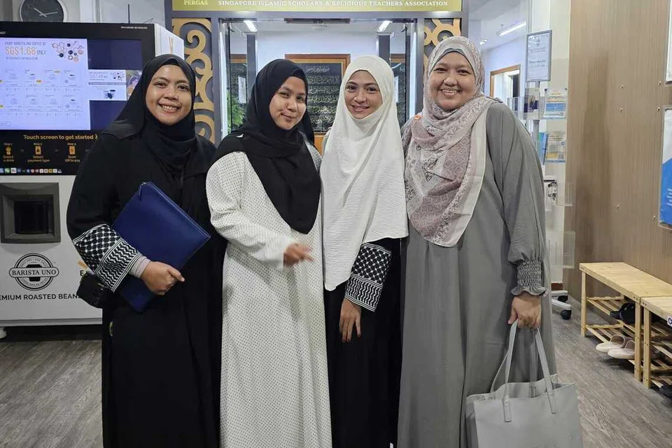 Cik Haryani Othman (kanan) bergambar bersama rakan-rakan sekelasnya di Institut Pengajian Islam Pergas (IPIP), mengenang pengalaman berharga sepanjang pengajian mereka di institut tersebut.