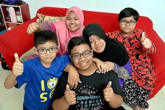 KECAPI JAYA WALAU AYAH TIADA: Muhammad Nur Fadhli Zulkefli (berbaju biru gelap) menerima keputusan yang menggembirakan hati ibunya, Cik Rohaya Zainal Abidin (bertudung hitam) dalam peperiksaan GCE 'O' tahun lalu dan kini menjadi contoh baik bagi tiga adiknya iaitu Siti Nur Aisyah (bertudung merah jambu), Siti Nur Raudhah dan Muhammad Nur Firdaus. - Foto M.O. SALLEH
