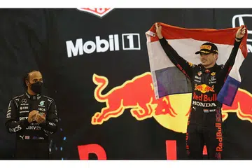 PENUH KONTROVERSI: Verstappen (kanan) meraikan kejayaan memenangi kejuaraan dunia di Abu Dhabi, sementara Hamilton (kiri) terpaksa berpuas hati di tempat kedua. - Foto REUTERS