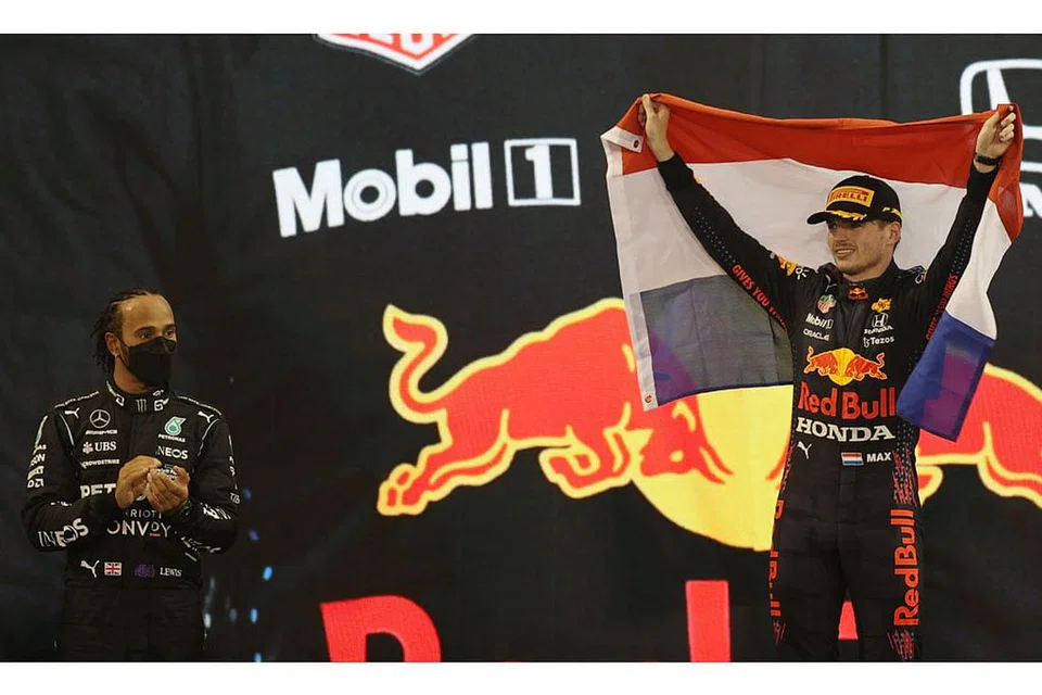 PENUH KONTROVERSI: Verstappen (kanan) meraikan kejayaan memenangi kejuaraan dunia di Abu Dhabi, sementara Hamilton (kiri) terpaksa berpuas hati di tempat kedua. - Foto REUTERS
