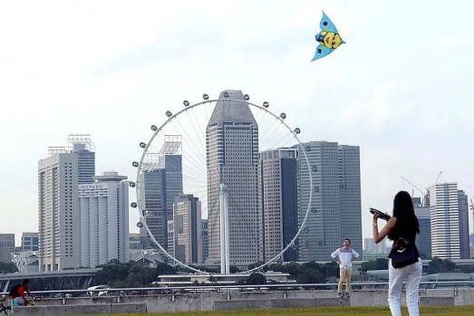 LANGIT KEMBALI BIRU: Warga Singapura dapat beriadah di luar rumah termasuk di Bendungan Marina semalam apabila mutu udara bertambah bersih apabila PSI turun ke paras sederhana. - Foto TAUFIK A. KADER