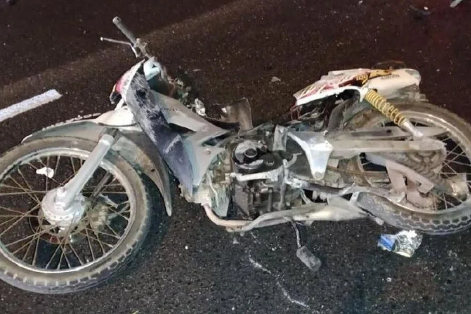 Motosikal jenis Honda Wave selepas dirempuh pikap Ford Ranger di Jalan Pengkalan Arang, Kuala Terengganu malam tadi. 