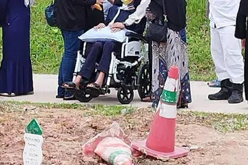 GAGAHI DIRI: Riz Sunawan gagahi diri dan turut ke tanah perkuburan untuk menyaksikan pengebumian arwah ibunya, Cik Jamaliah Sujak.Foto Riz Sunawan 