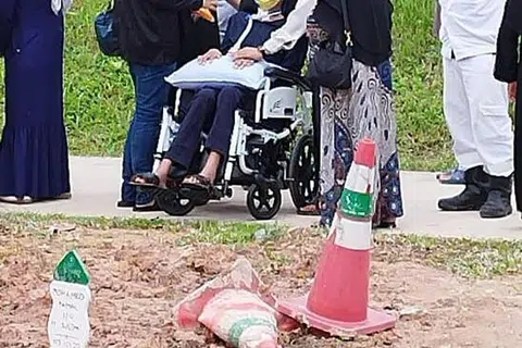 GAGAHI DIRI: Riz Sunawan gagahi diri dan turut ke tanah perkuburan untuk menyaksikan pengebumian arwah ibunya, Cik Jamaliah Sujak.Foto Riz Sunawan 