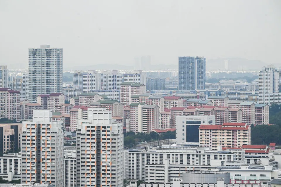 CUACA JEREBU: Singapura mungkin menghadapi jerebu hujung minggu ini. Menurut Agensi Sekitaran Kebangsaan (NEA) pada Jumaat (13 Okt), jerebu asap pada paras sederhana hingga tebal dapat dilihat daripada imej satelit di bahagian selatan dan tengah Sumatera, Indonesia.