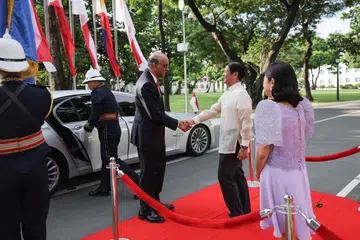 Presiden Tharman Shanmugaratnam (kiri) diberi sambutan istiadat di Istana Malacanang dan disambut oleh Presiden Filipina, Encik Ferdinand Marcos Jr., serta isteri beliau, Cik Louise Araneta-Marcos, pada 15 Ogos.