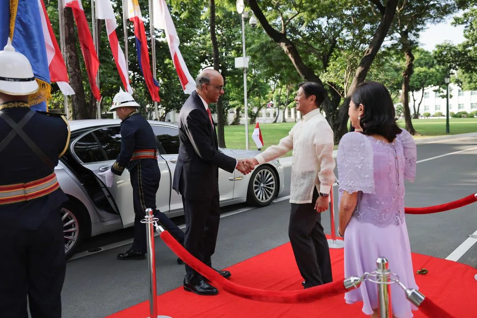 Presiden Tharman Shanmugaratnam (kiri) diberi sambutan istiadat di Istana Malacanang dan disambut oleh Presiden Filipina, Encik Ferdinand Marcos Jr., serta isteri beliau, Cik Louise Araneta-Marcos, pada 15 Ogos.