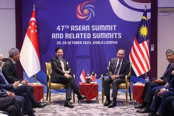 Perdana Menteri Encik Lawrence Wong (dua dari kiri), mengadakan pertemuan dua hala bersama Perdana Menteri Malaysia, Datuk Seri Anwar Ibrahim (dua dari kanan), pada 28 Oktober di Kuala Lumpur, Malaysia, diiringi Menteri Ehwal Luar, Dr Vivian Balakrishnan (kiri), dan Menteri Luar Malaysia, Datuk Seri Mohamad Hasan (kanan).
