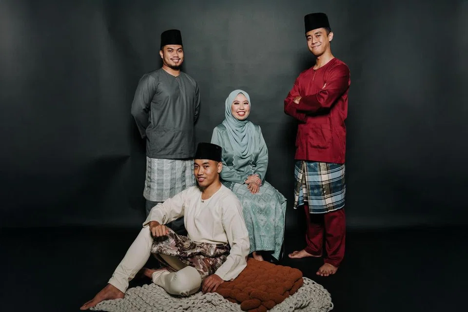 ‘Malam Jaluran Seni – Rintik: Cinta dan Kehidupan’ oleh Perkumpulan Seni, dijayakan Muhammad Izwansyah Rahimat (berdiri, di kiri); Nur Haqirah Mohamed Hazmi (duduk); Luqman Nurhakim Azlan (berdiri, di kanan) dan Muhammad Sa’ed Abdul Fattah (duduk di depan).
