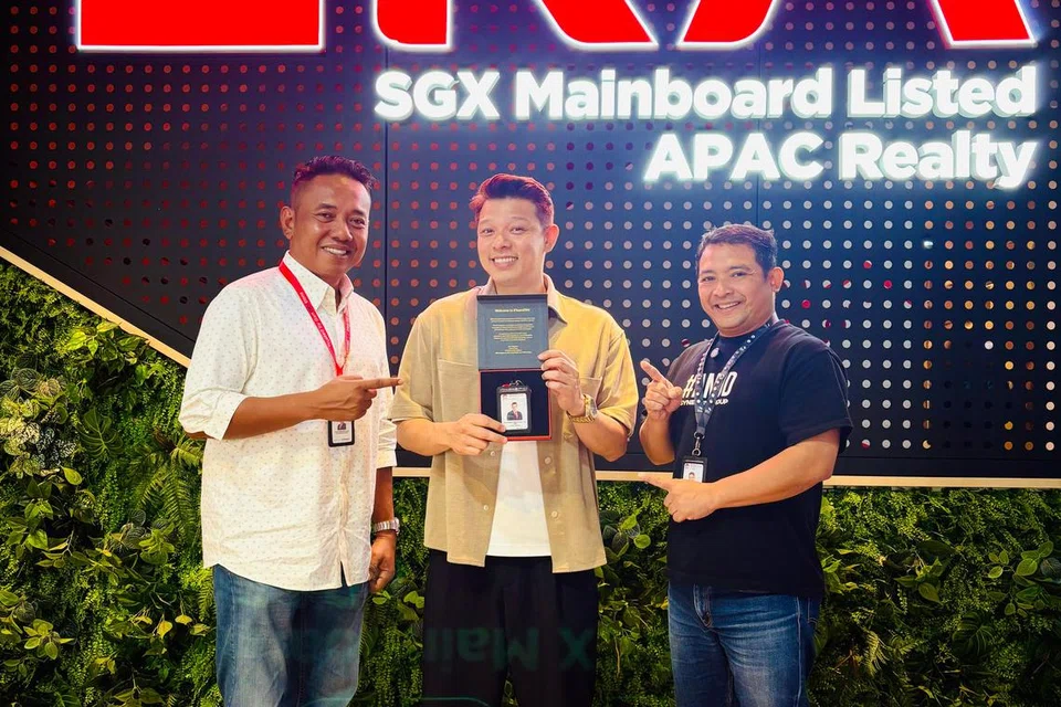 Hady (tengah) bersama mentornya, Pengarah Kanan Pemasaran ERA, Encik Sulaiman Saad (kiri) dan Pengarah Kanan Agensi ERA, Encik Adi Mesti Jadi (kanan).