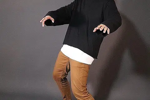 LUASKAN PENDEKATAN: Encik Hyrul Anuar bukan penyanyi berbakat sahaja, malah mempunyai bakat dalam penulisan skrip untuk rancangan pendidikan televisyen serta minat mengajar tentang keindahan bahasa Melayu. - Foto fail