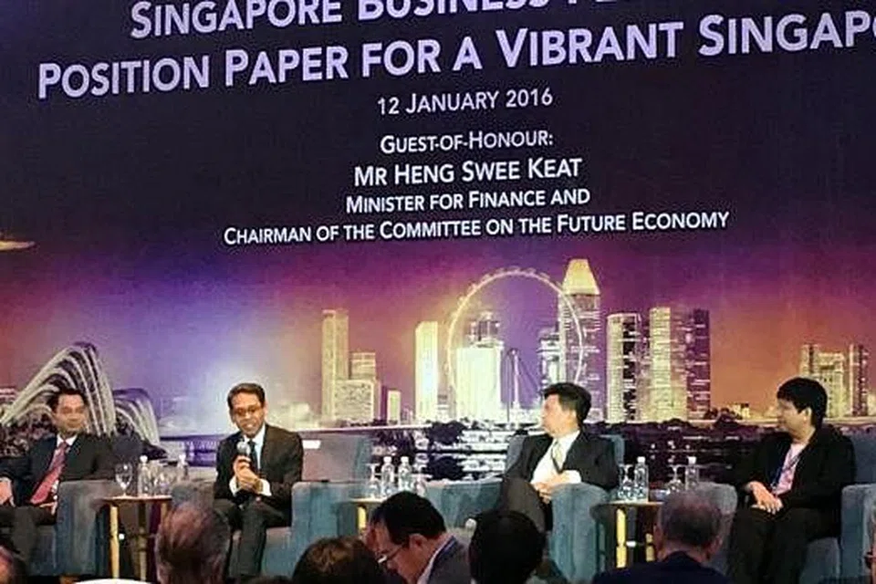 KONGSI PANDANGAN EKONOMI: Encik Nizam Idris (dua dari kiri) memberikan pandangannya mengenai prospek ekonomi Singapura sambil diperhatikan oleh pakar ekonomi lain seperti (dari kiri) Pakar Ekonomi Kanan DBS, Encik Irvin Seah; Pengarah Barclays Investment Bank, Encik Leong Wai Ho; dan Ketua Kajian dan Strategi OCBC, Cik Selena Ling. - Foto NORHAIZA HASHIM