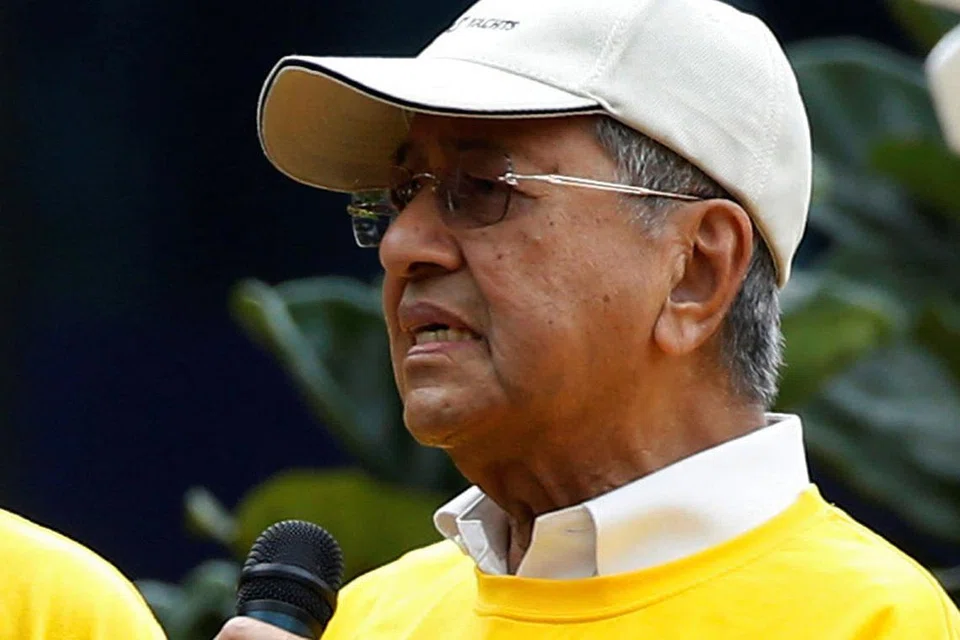 DR MAHATHIR: Hadir dan memberi ucapan semasa perhimpunan Bersih 5 Sabtu lalu. - Foto REUTERS