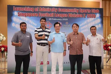 BERSEMANGAT: Tenaga utama di sebalik pasukan Admiralty CSC, (dari kiri) Muhamed Rizal Rasudin, Encik Vikram Nair, tetamu terhormat Presiden FAS Lim Kia Tong, pengerusi CCC Admiralty Sim Kin Chye dan Pengerusi Jawatankuasa Pengurusan Kelab Masyarakat (CCMC) Admiralty Wong Kok Wye Allen, bergambar di majlis pelancaran pasukan bola sepak yang akan beraksi dalam SFL Divisyen 2 musim ini nanti. - Foto ADMIRALTY CSC