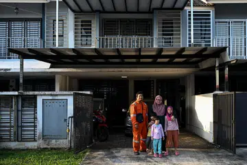 Encik Mohd Aminurashid Ali Akbar tinggal bersama isterinya, Cik Siti Nurzarina Abu Zarim, bersama tiga anak mereka (dari kanan) Siti Nurbalqis Mohd Aminurashid, Siti Nurfalisha Mohd Aminurashid, Siti Nurqhalissyah Mohd Aminurashid, di kediaman mereka di Gelang Patah.