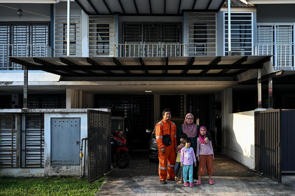 Encik Mohd Aminurashid Ali Akbar tinggal bersama isterinya, Cik Siti Nurzarina Abu Zarim, bersama tiga anak mereka (dari kanan) Siti Nurbalqis Mohd Aminurashid, Siti Nurfalisha Mohd Aminurashid, Siti Nurqhalissyah Mohd Aminurashid, di kediaman mereka di Gelang Patah.