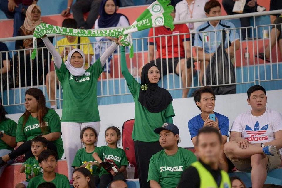 DIHARAP BERTERUSAN: Sokongan bertambah bagi Liga-S musim ini diharap berterusan dan petanda baik bagi masa depan bola sepak setempat. - Foto fail THE STRAITS TIMES