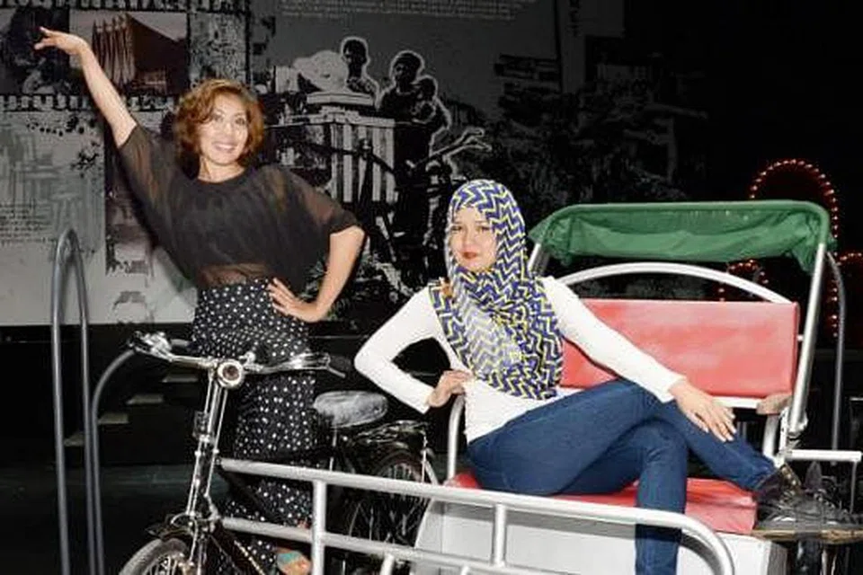 KEMBARA DUNIA DENGAN BAKAT: Cik Farah Bee (kiri) dan Cik Nazatulshima Mohamed Shariff lebih berdisiplin dan berani keluar daripada zon keselesaan menerusi kunjungan ke luar negara. - Foto JOHARI RAHMAT