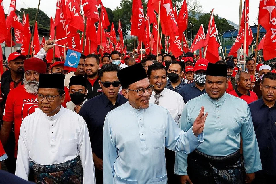 PERTEMBUNGAN MENARIK: Datuk Seri Anwar (tengah) yang berpindah untuk bertanding di kawasan Parlimen Tambun di Perak berdepan dengan tiga pencabar termasuk penyandang kerusi Parlimen Tambun, Datuk Seri Ahmad Faizal Azumu, yang bertanding atas tiket PN. - Foto REUTERS 