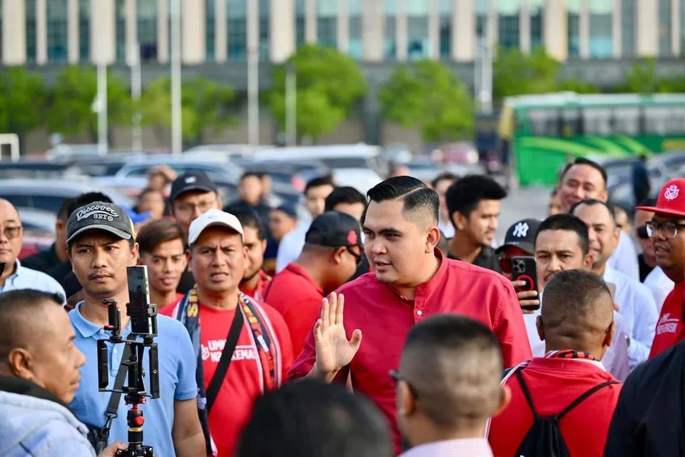 Ketua Pemuda Umno, Datuk Muhamad Akmal Salleh (tengah), hadir bersama peserta lain Himpunan Solidariti Najib Razak di perkarangan Istana Kehakiman Putrajaya pada 6 Januari, walaupun Umno membatalkan himpunan dan memberi peringatan supaya ahlinya tidak hadir ke himpunan terbabit, bagi menghormati Yang di-Pertuan Agong ke-17, Sultan Ibrahim.  