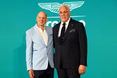 Adrian Newey (kiri), yang dilantik rakan urusan teknikal baru Aston Martin, bergambar bersama pemilik pasukan Formula Satu (F1) itu, Lawrence Stroll. 