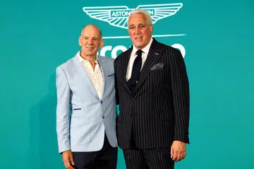 Adrian Newey (kiri), yang dilantik rakan urusan teknikal baru Aston Martin, bergambar bersama pemilik pasukan Formula Satu (F1) itu, Lawrence Stroll. 