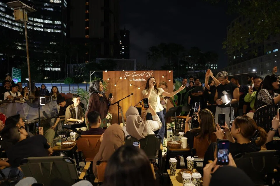 Buat julung-julung kalinya, acara nyanyian ‘The Secret Set’ telah diadakan di kedai minuman, Rumifolks, pada 7 September dengan kerjasama SAH Entertaiment. Acara itu menampilkan tetamu istimewa, Mahalini, penyanyi asal Indonesia untuk membuat persembahan kejutan.