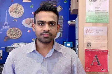 KEPUTUSAN YANG TEPAT: Encik Tirumal Bandari gembira buat keputusan dapatkan sijil halal.- Foto BEYOND PANCAKES