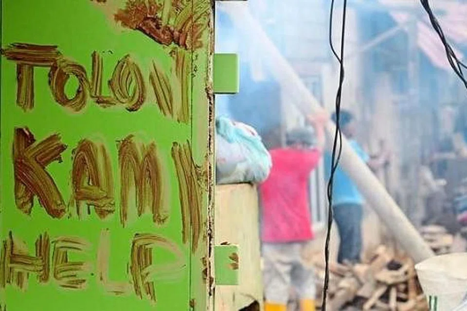 MEMINTA BANTUAN: Satu papan tanda meminta bantuan dari Penduduk di Kampung Manek Urai Baru di Kuala Krai. - Foto THE STAR