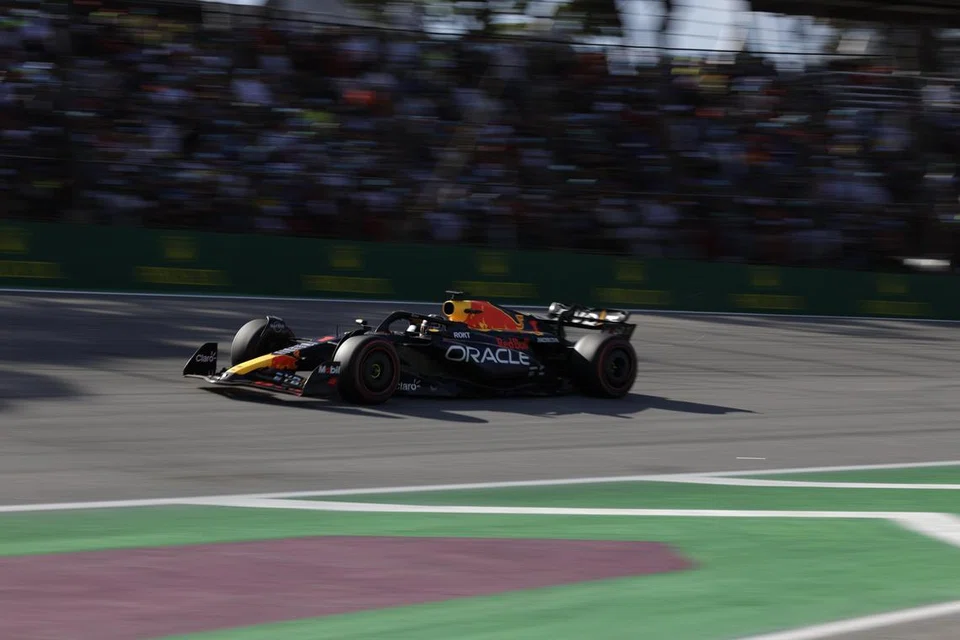 DAPAT TEMPAT PERTAMA: Pemandu Red Bull, Max Verstappen, mendahului Grand Prix Sao Paulo Formula Satu (F1) dari petak permulaan sehingga garisan penamat pada Ahad.