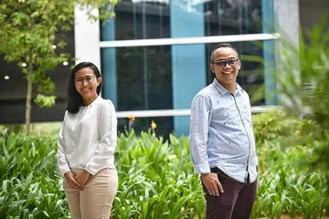 TERIMA ANUGERAH SEBAGAI PENDIDIK: Cik Sitti Fatimah Mohamed Sa'ad (kiri) dan Encik Muhammad Zairi Ismail masing- masing diberikan Anugerah Guru ITE 2020 dan Anugerah Pelatih CET ITE 2020 baru-baru ini. - Foto BM oleh ARIFFIN JAMAR