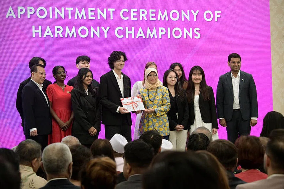 Para pelajar dari Politeknik Republic dilantik selaku Pejuang Keharmonian oleh Presiden Halimah Yacob semasa sambutan ulang tahun ke-10 Roses of Peace (ROP) pada 26 Februari, 2023.