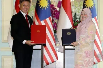 Menteri Pendidikan Malaysia, Cik Fadhlina Sidek (kanan), bertukar dokumen perjanjian kerjasama dengan Menteri Pendidikan Singapura, Encik Chan Chun Sing (kiri), sempena Rahat Pemimpin Malaysia-Singapura ke-11 di Putrajaya pada Januari.