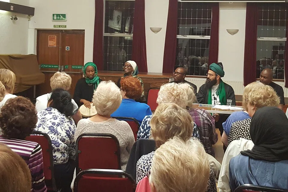 ACARA SILANG AGAMA: Encik Nassir sempat menghadiri acara silang agama di gereja London, yang menampilkan panel penceramah terdiri daripada orang Yahudi, Kristian dan Islam. - Foto ihsan MOHAMED NASSIR ABDUL SUKKUR