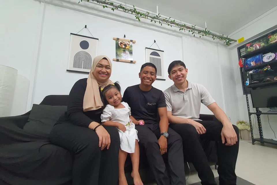 Selain bantuan sokongan ComLink+, Cik Aini (kiri) sekeluarga juga menerima sokongan daripada badan sukarelawan lain seperti Project Love Lunch, untuk membantu mereka mengharungi kehidupan seharian. Turut bergambar bersamanya ialah (dua dari kiri) anak perempuannya, Laila Wali; suaminya, Encik Wali; dan mentor keluarga, Encik Zeke Soh.