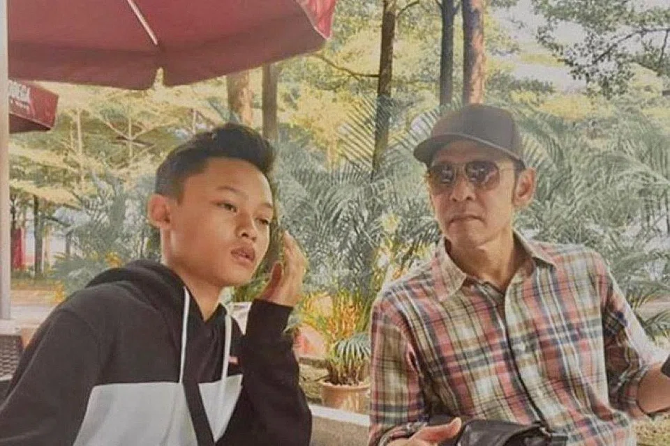 ANAK BAPAK: Zaki Yamani (kiri) yang sebelum ini meluah rasa rindu terhadap bapanya, Datuk Jamal Abdillah, memuat naik gambar mereka di laman Instagram dengan kapsyen "Orang Tuaku". - Foto INSTAGRAM JAMAL ABDILLAH