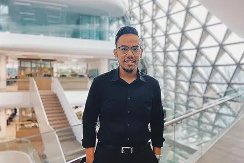 BUKAN MUDAH DAPAT KERJA: Encik Mohammed Imran Mohamed Ismail bersyukur mendapat pekerjaan setelah menghantar lebih 50 permohonan sejak September tahun lalu. Namun, ramai rakan seangkatannya masih belum mendapatkan pekerjaan kerana keadaan ekonomi tidak menentu dek Covid-19. - Foto ihsan MOHAMMED IMRAN MOHAMED ISMAIL