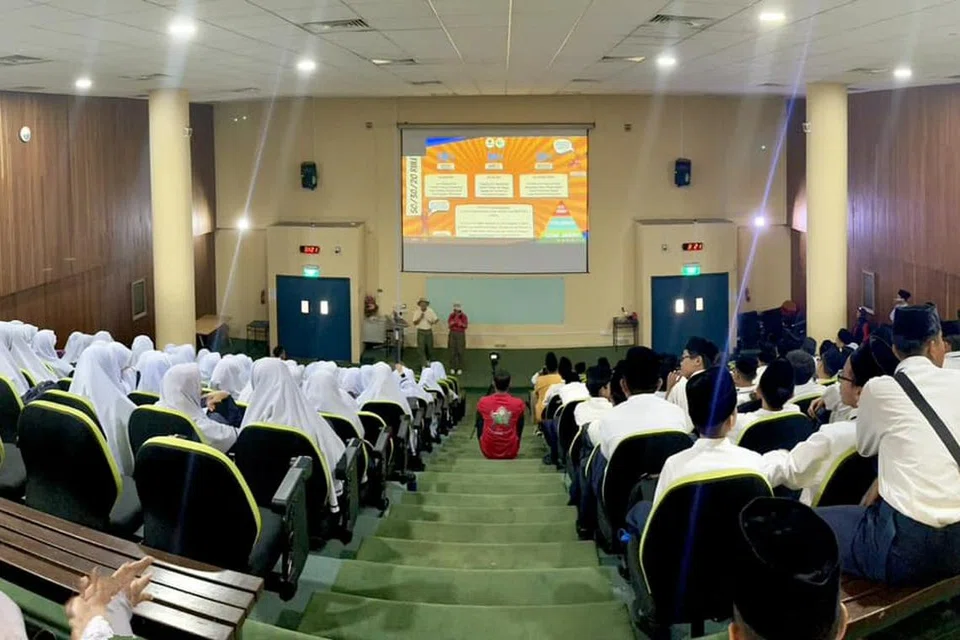 Pelajar Madrasah Aljunied Al-Islamiah telah menghadiri sesi celik kewangan anjuran Maybank dengan kerjasama Kowabunga Global di Madrasah Aljunied Al-Islamiah pada 1 Ogos. 