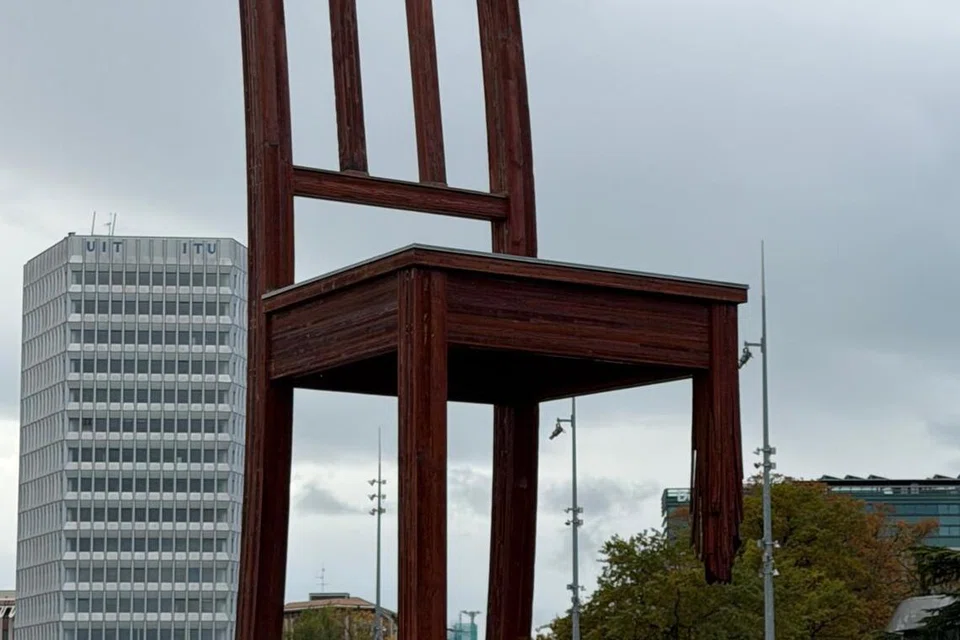 Kerusi gergasi berkaki tiga (Broken Chair) setinggi 12 metre dan diperbuat dengan 5.5 ton kayu, adalah pameran menentang periuk api yang direka oleh pereka Swiss Daniel Berset.